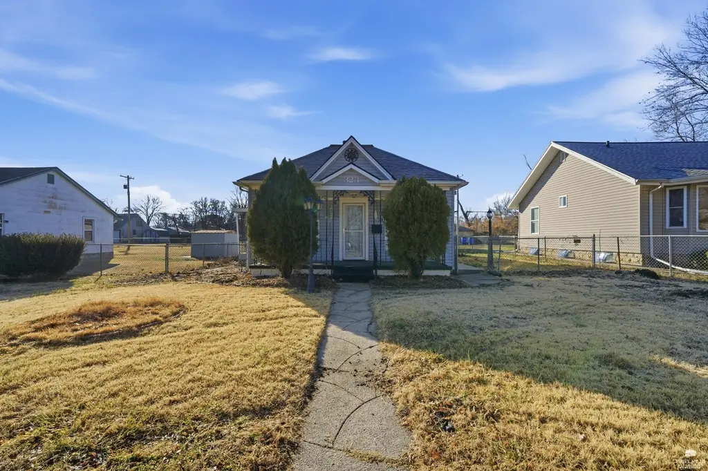 323 W 16th St