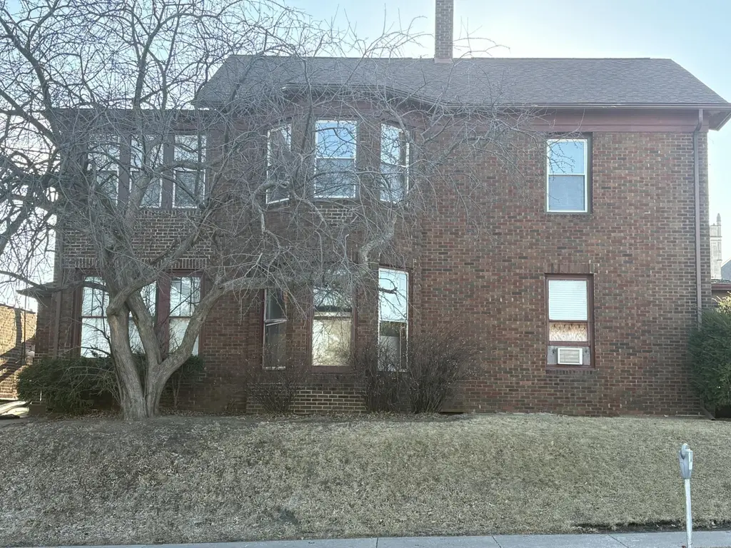 116 E 4th St