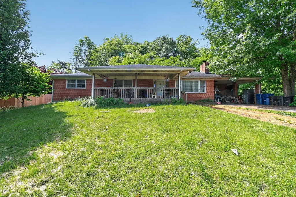 906 Horseshoe Dr