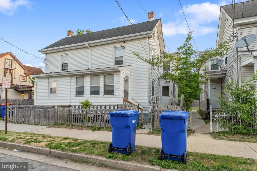 206 E Oak St E E