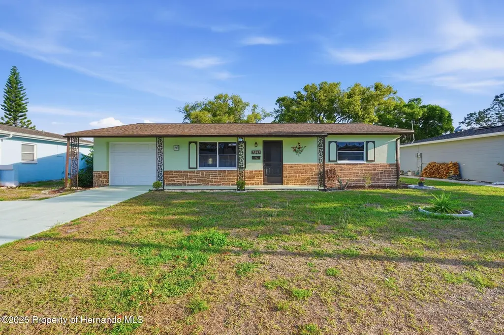 7541 Hollyridge Dr