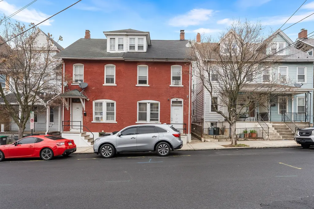 707 E 5th St