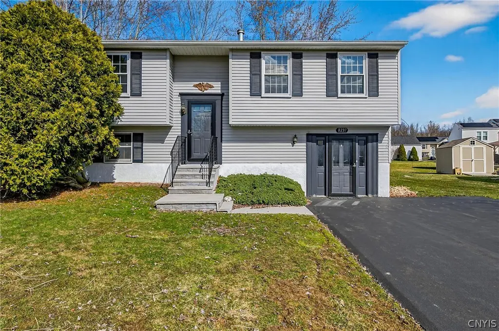 8237 Mantova Dr