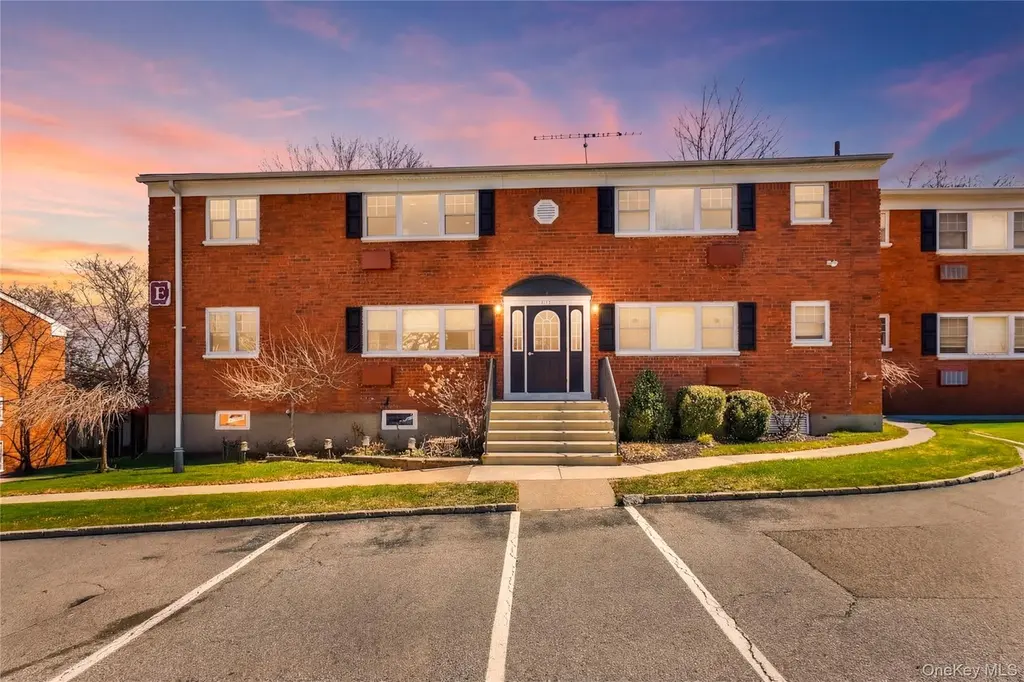 1879 Crompond Rd Unit E4