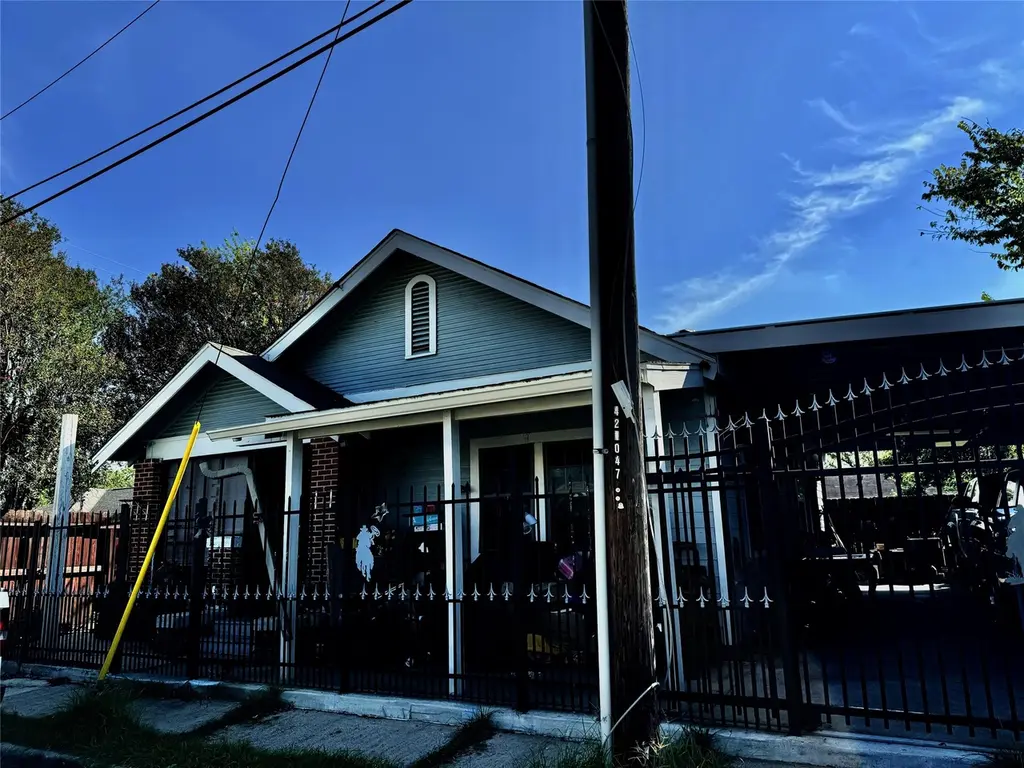 2222 Hogg St