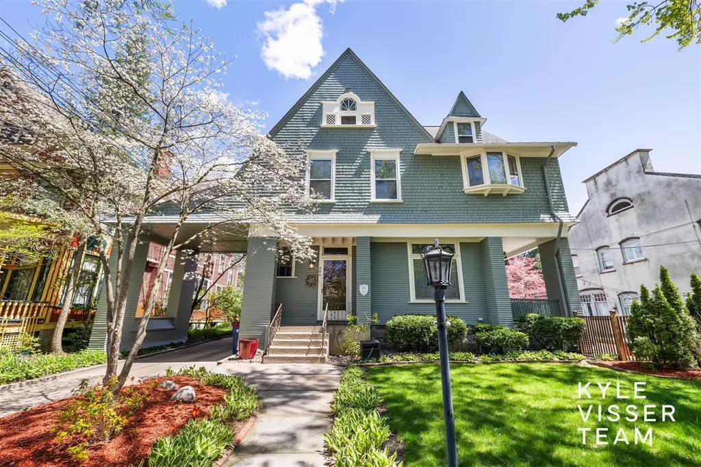 304 Paris Ave SE