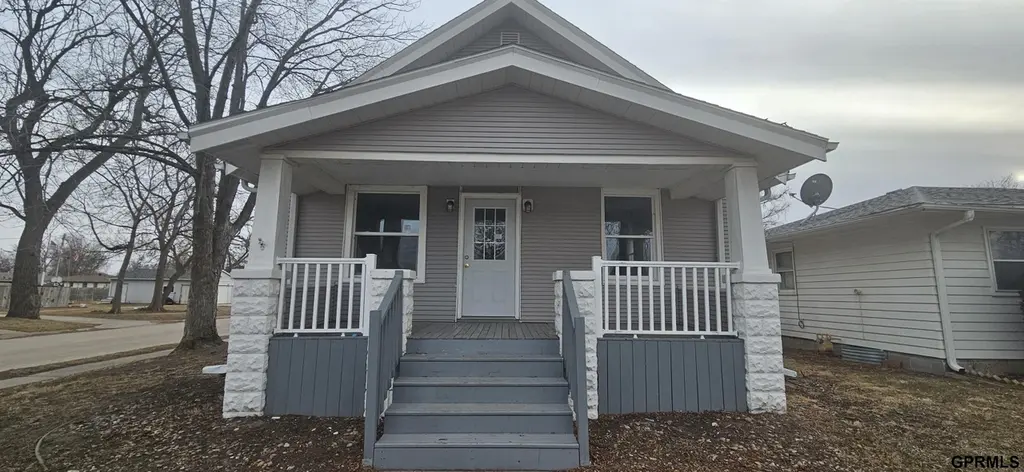 1555 E 1 St