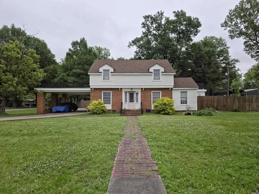 1501 Red Bud Ln