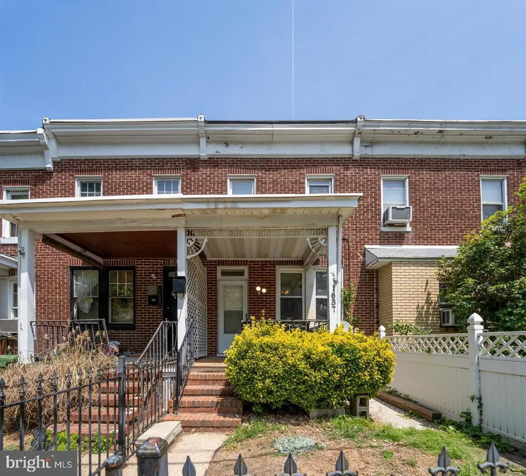 1637 Spence St