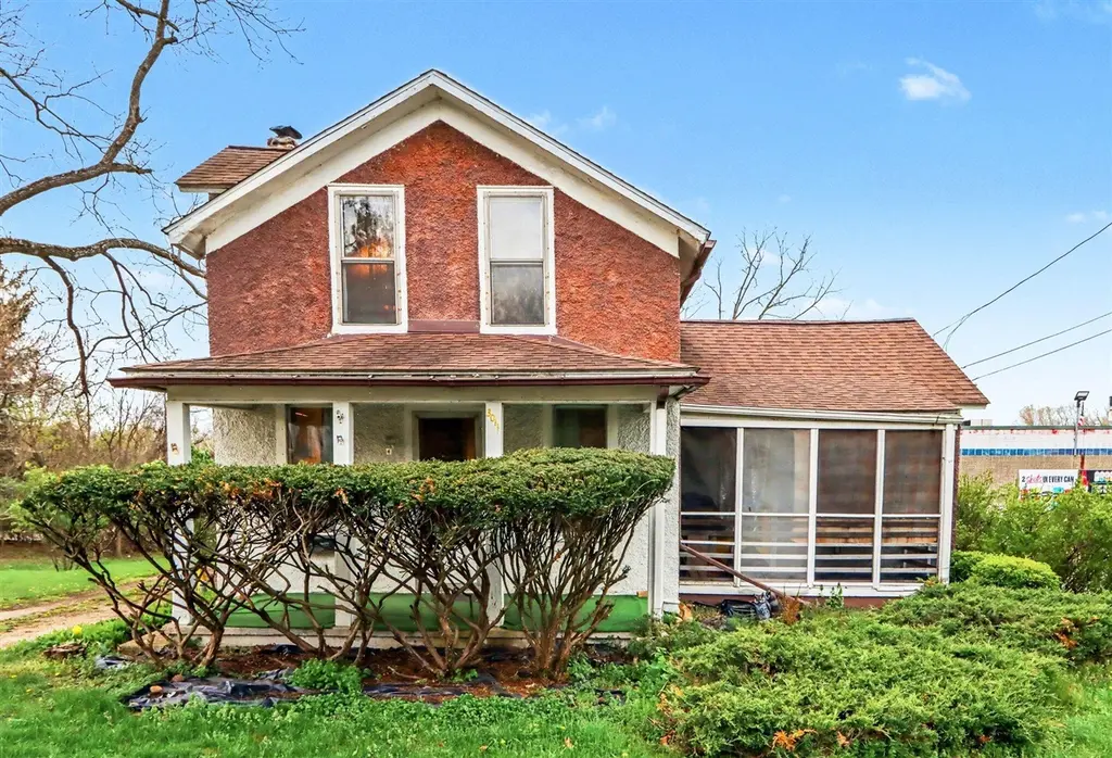 3011 Riverview Dr