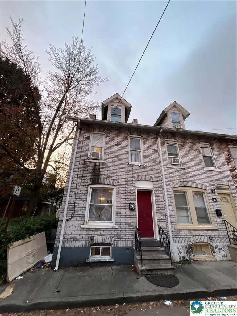 208 N Poplar St