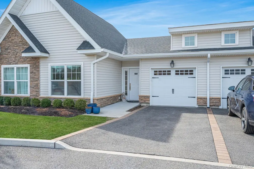 3104 Fox Hill Dr