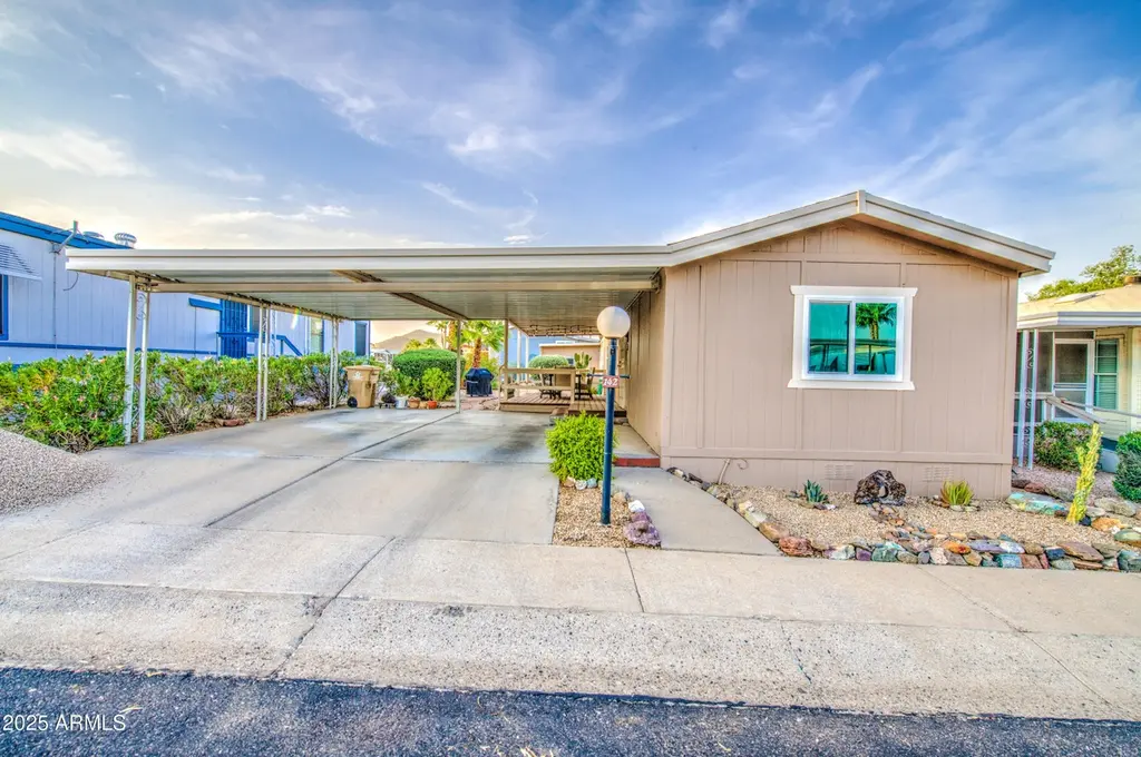 2233 E Behrend Dr #142
