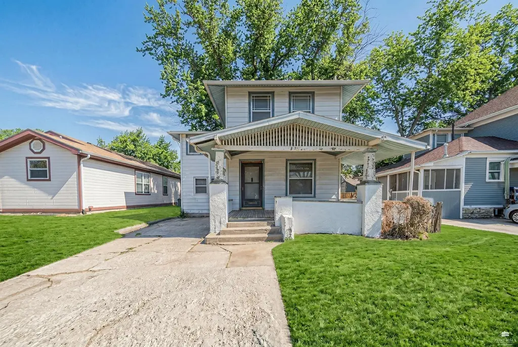 210 W 2nd St