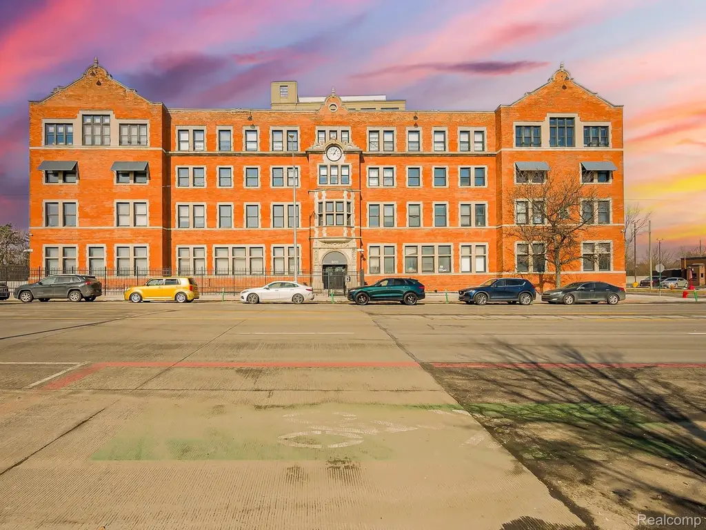 6533 East Jefferson Ave #238