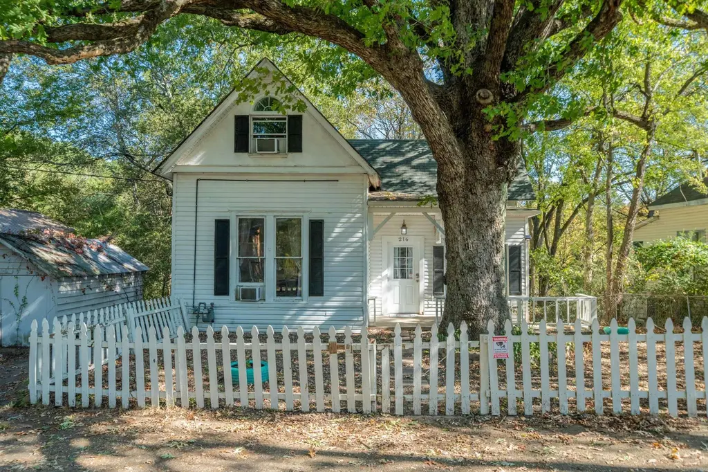 216 Elizabeth Ter
