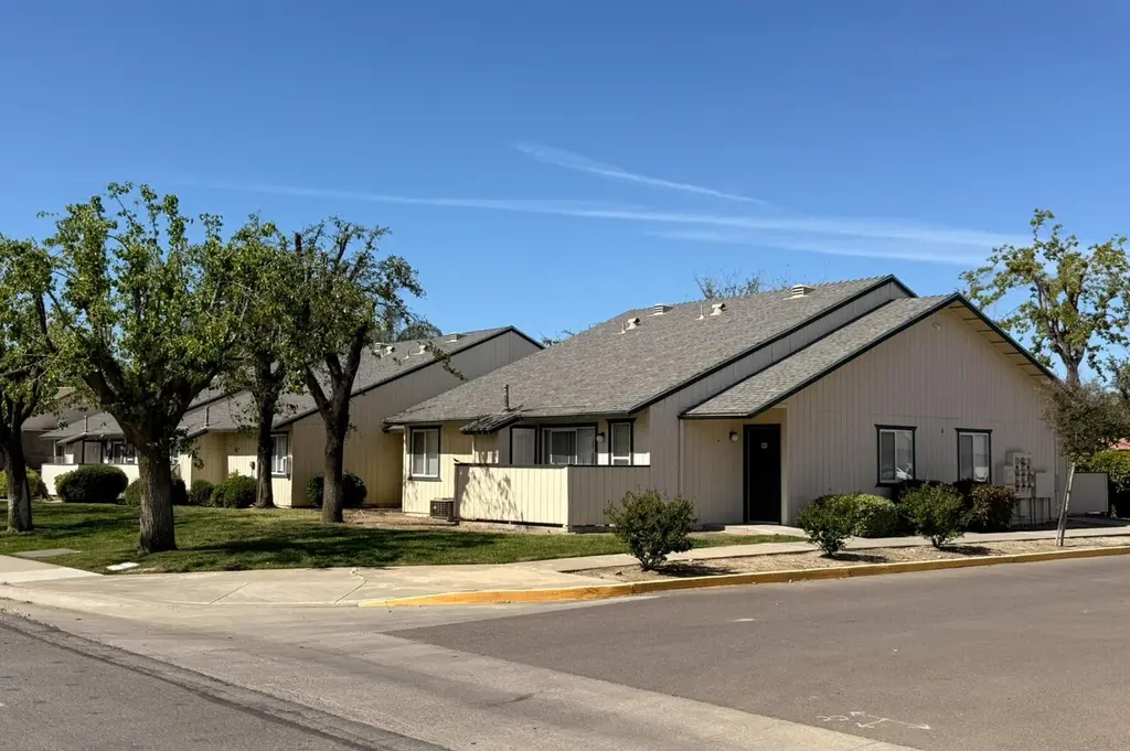 400 W Forest Ave