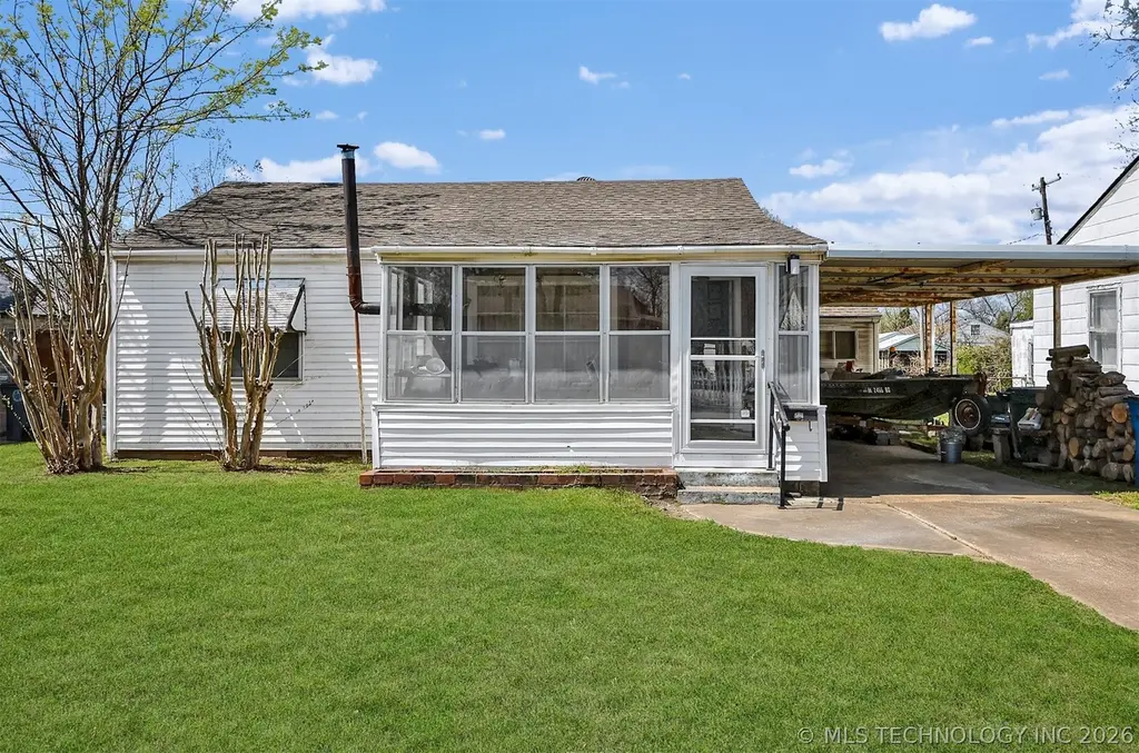 1328 N Vandalia Ave
