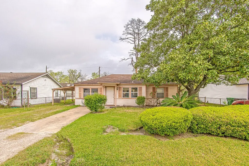 7601 Delavan Dr