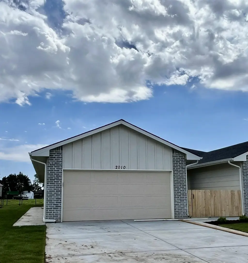 2010 N Melody Ln