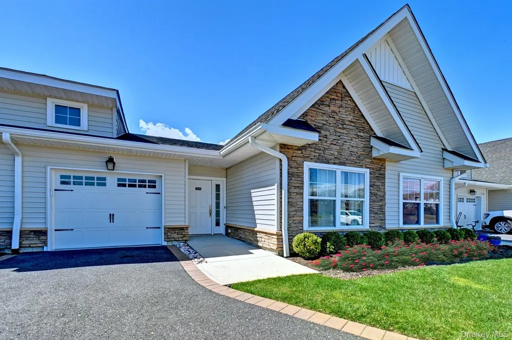 3105 Fox Hill Dr