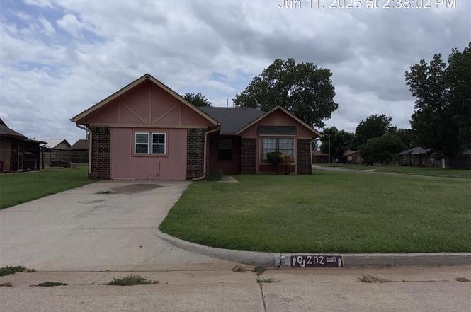 202 Redbud Dr