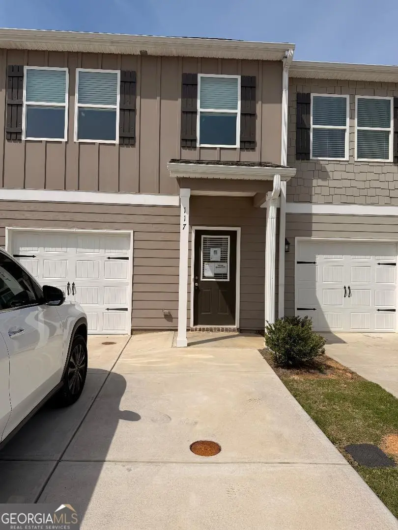 117 Village Green Dr NW