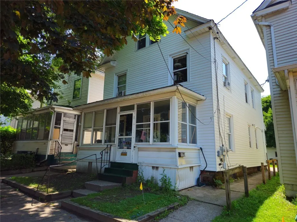 1133 E 8th St