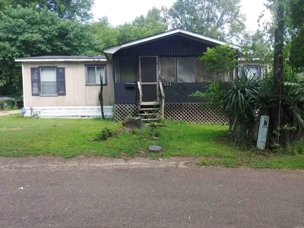 609 Lear Ave