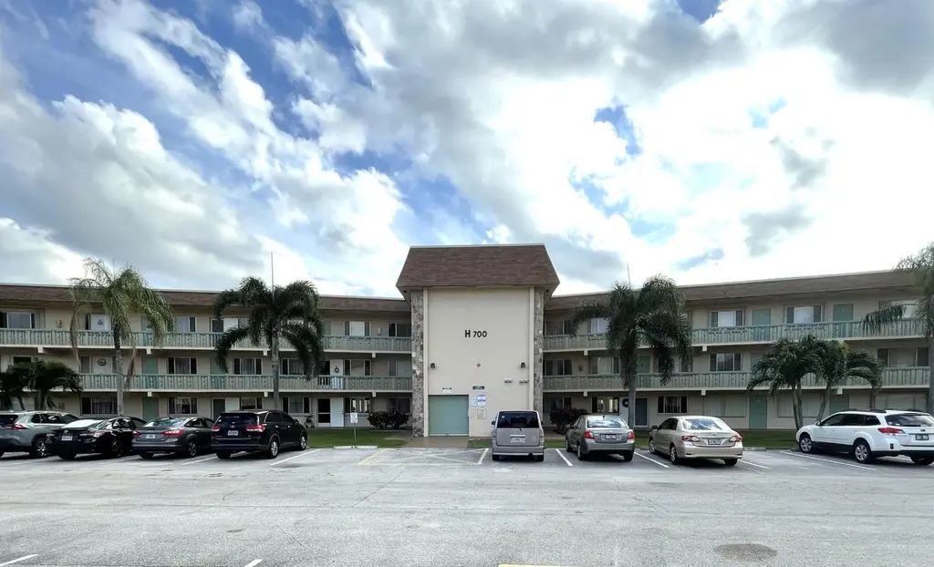 700 Village Green Ct #319
