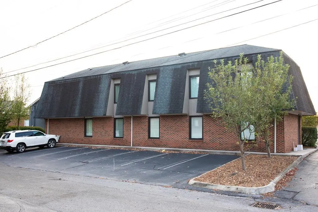 221 N Oak Ave