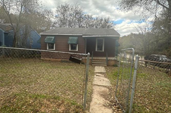 2502 Dupont St