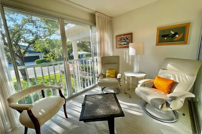 1900 Alamanda Dr #204