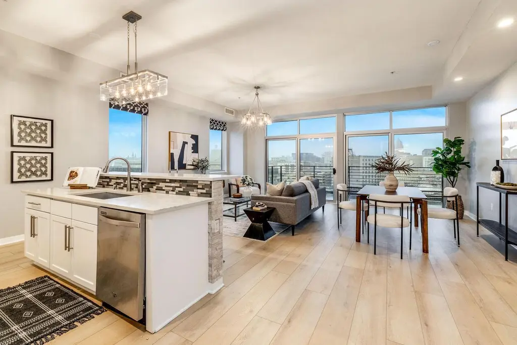 106 W Seeboth St #820
