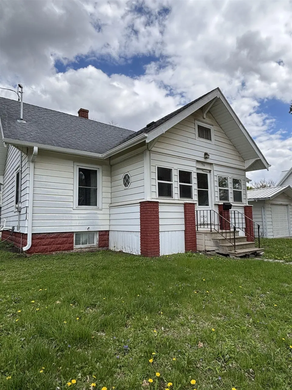 706 N Grand Ave