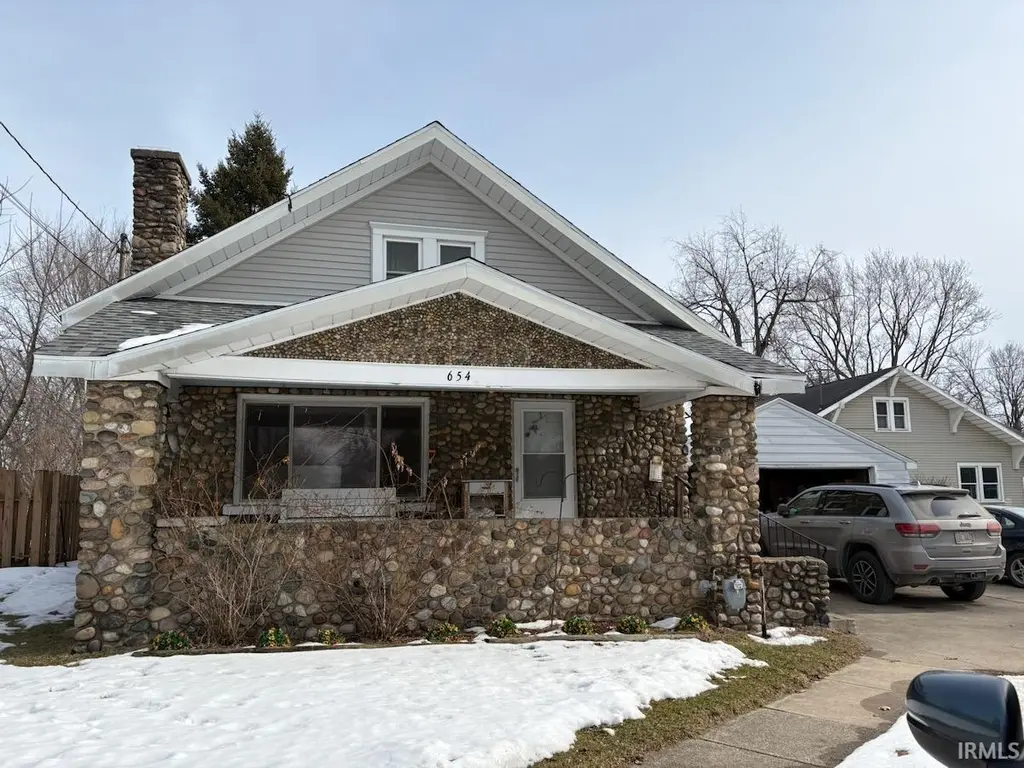 654 James St