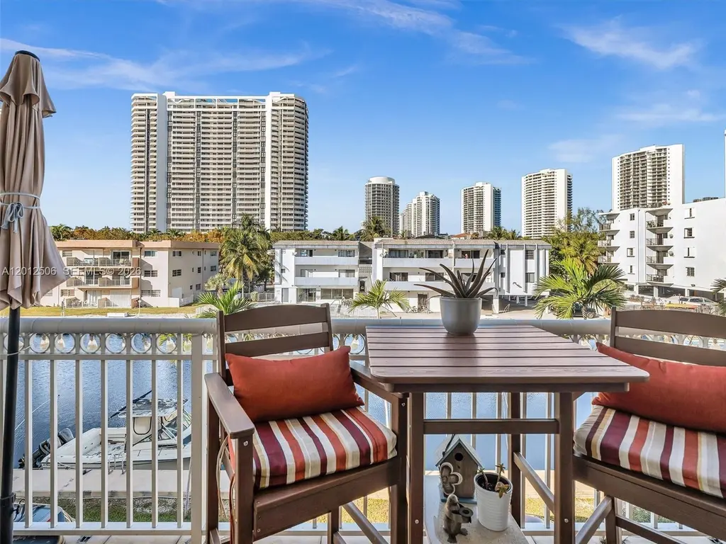 3601 NE 170th St Unit 301 - DOCK INCLUDED