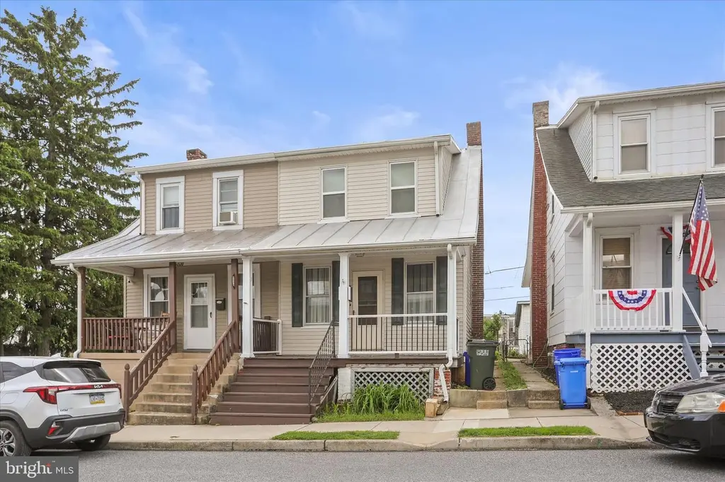 1038 W Locust St