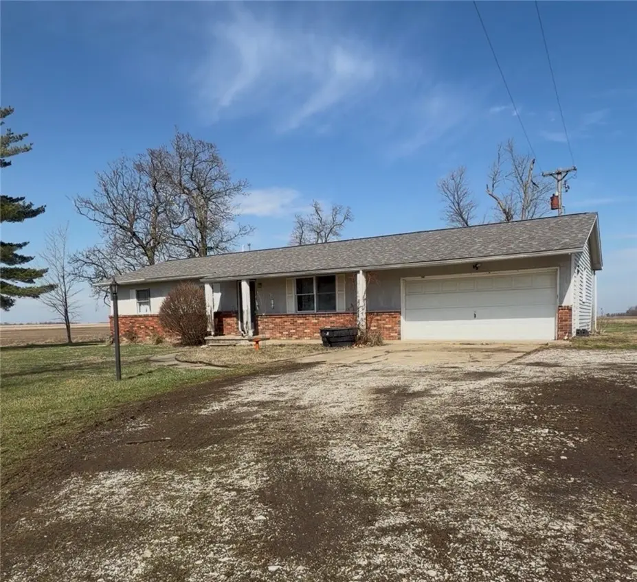 8922 E 2000th Ave