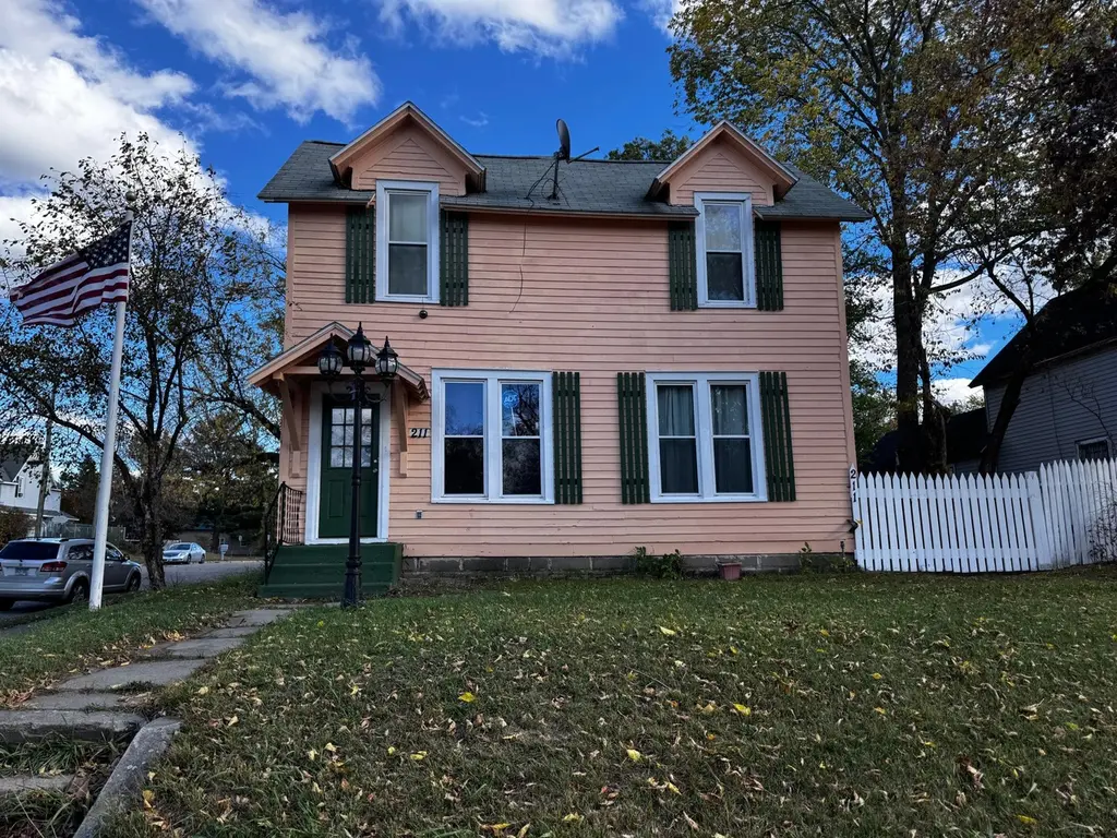 211 Maple Ave NE