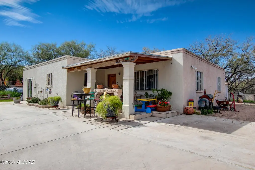 992 Paseo Lobo