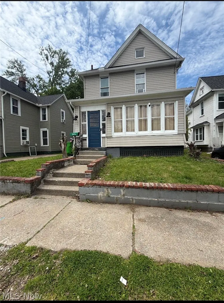 284 3rd St NW