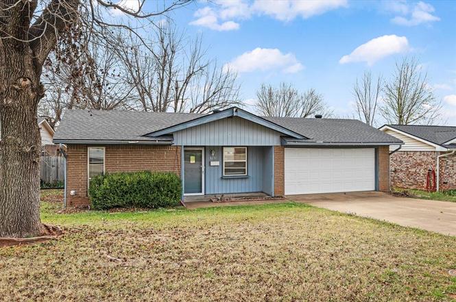 815 E Lamplighter Cir