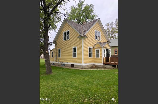 206 2nd Ave E
