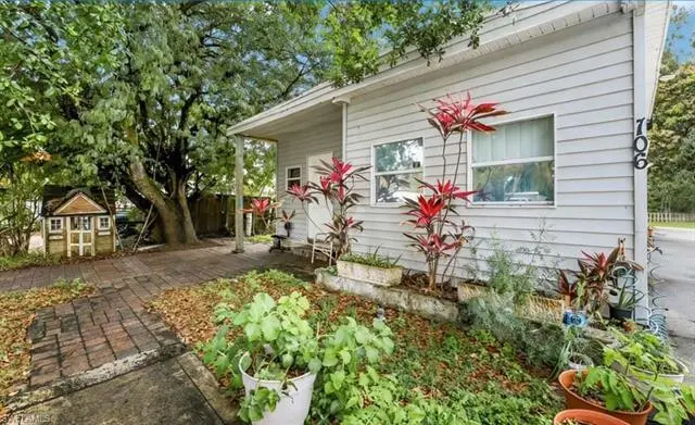 106 Moon Bay St