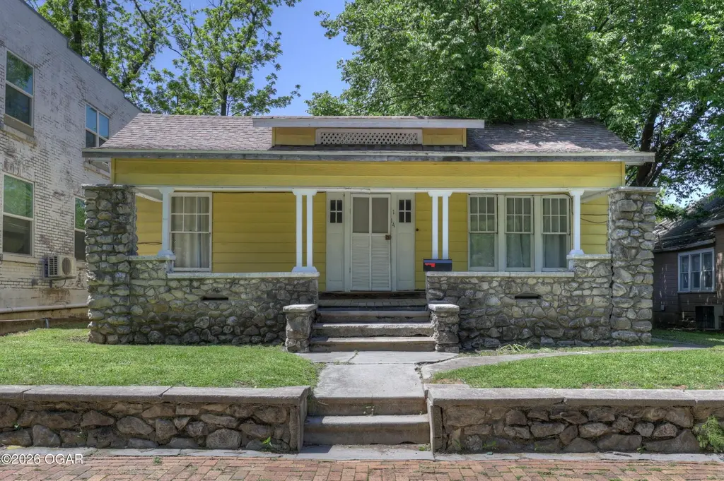 114 S Jackson Ave