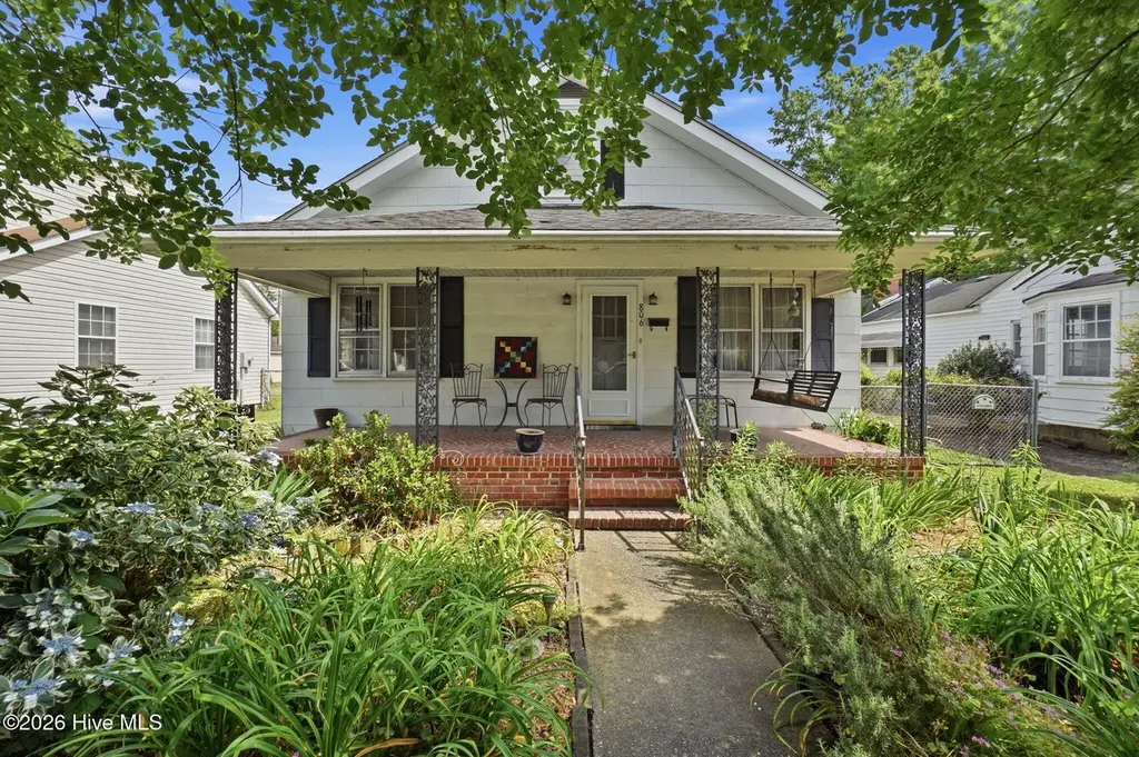 806 Maple St
