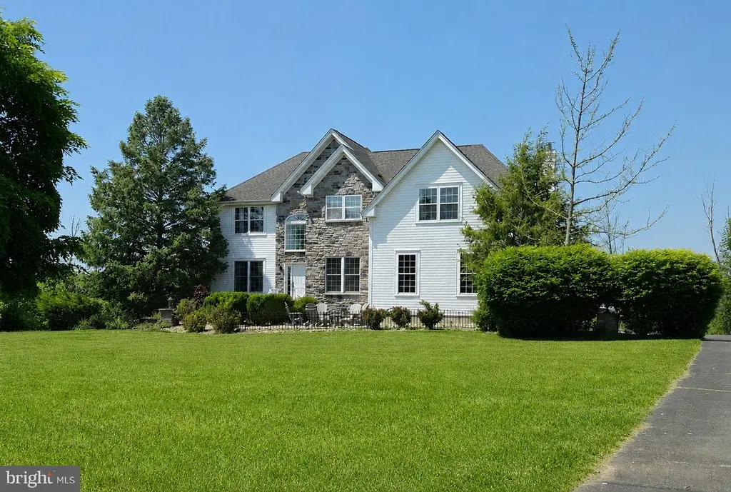 32 Ferris Wheel Dr