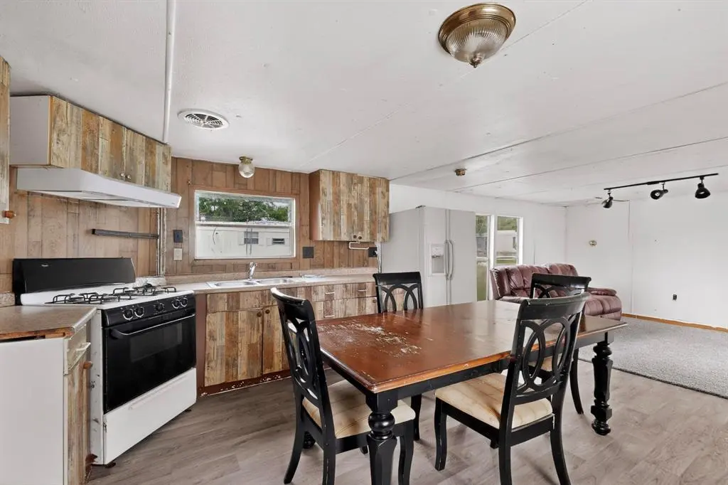 406 Debbie St