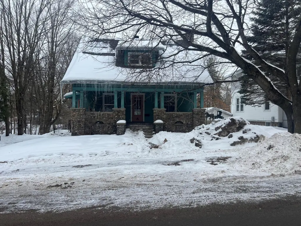 90 Raymond St